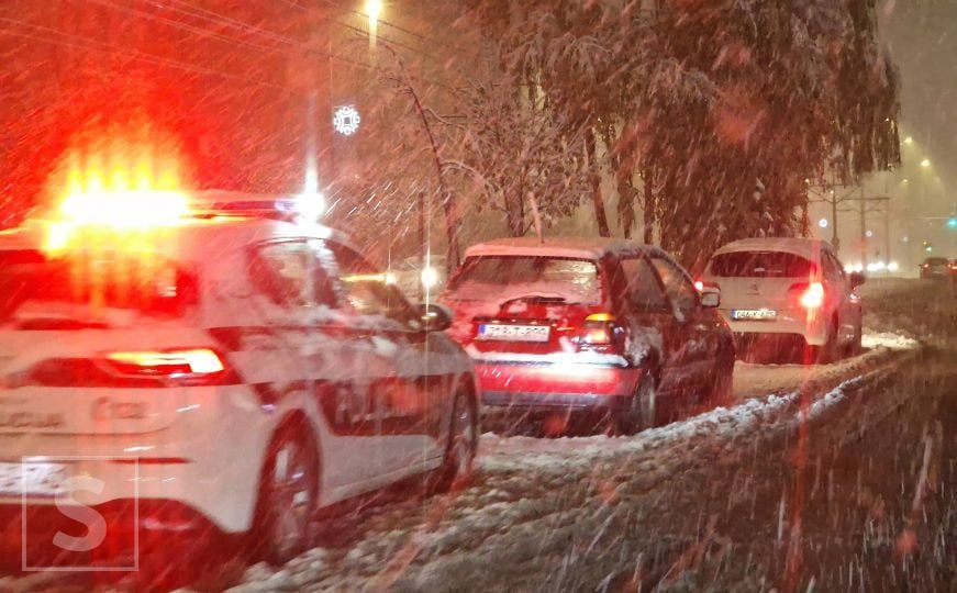 Pogledajte kako je snijeg u Sarajevu stvorio kolaps na cesti: Prijavljen veliki broj nesreća