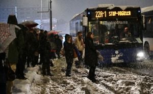 Gužve na sarajevskim ulicama: Autobusi kasne, veliki broj građana čeka na hladnoći