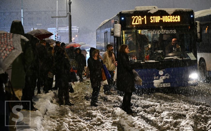 Gužve na sarajevskim ulicama: Autobusi kasne, veliki broj građana čeka na hladnoći