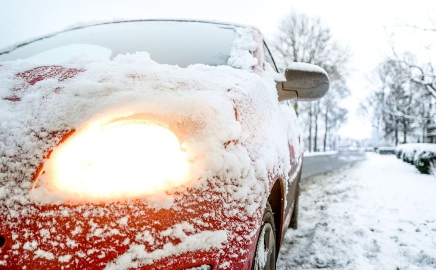 Odlični savjeti kako da vam se ne zalede staklo i vrata na automobilu tokom zime