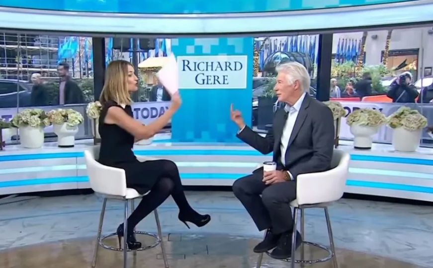 Richard Gere pokazao srednji prst u jutarnjoj emisiji: "To je uradila moja ruka, nemam kontrolu"