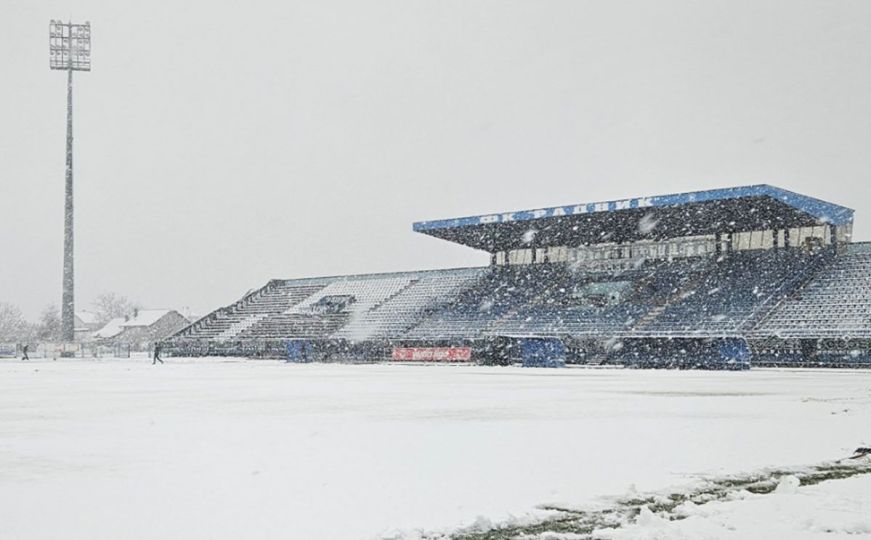 Snijeg prekrio stadion u Bijeljini, prolongiran duel Radnika i Zrinjskog