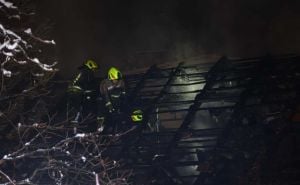 Pogledajte fotografije s mjesta požara u Sarajevu: Vatrogasci nastavljaju s gašenjem vatre