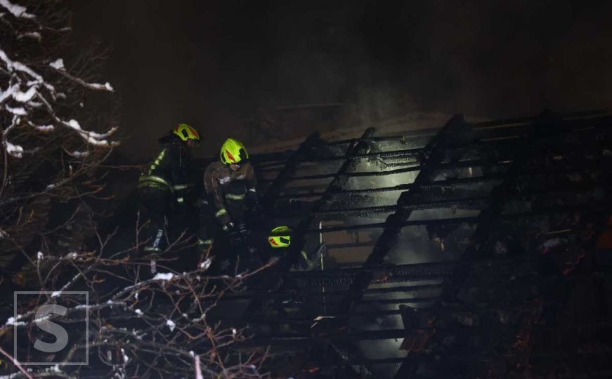 Pogledajte fotografije s mjesta požara u Sarajevu: Vatrogasci nastavljaju s gašenjem vatre