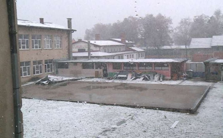 Nevrijeme u Bihaću skinulo pola krova sa škole, oštetilo sportsku dvoranu i stambenu zgradu