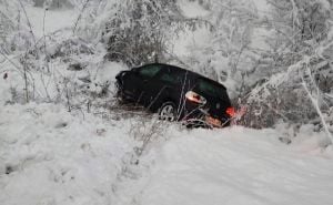 Nova saobraćajna nesreća u BiH: Automobil sletio s puta zbog loših guma