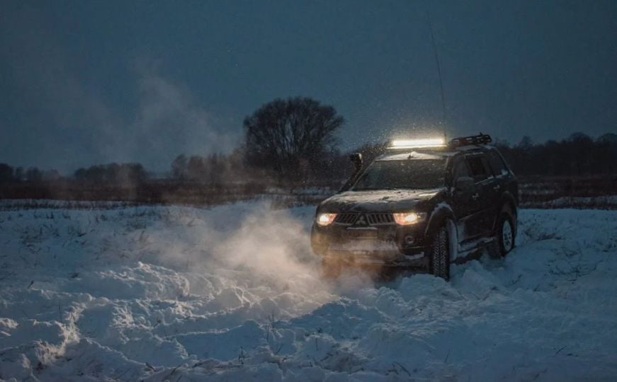 Važno je znati: Šta trebate uraditi ako vam se auto zaglavi u snijegu