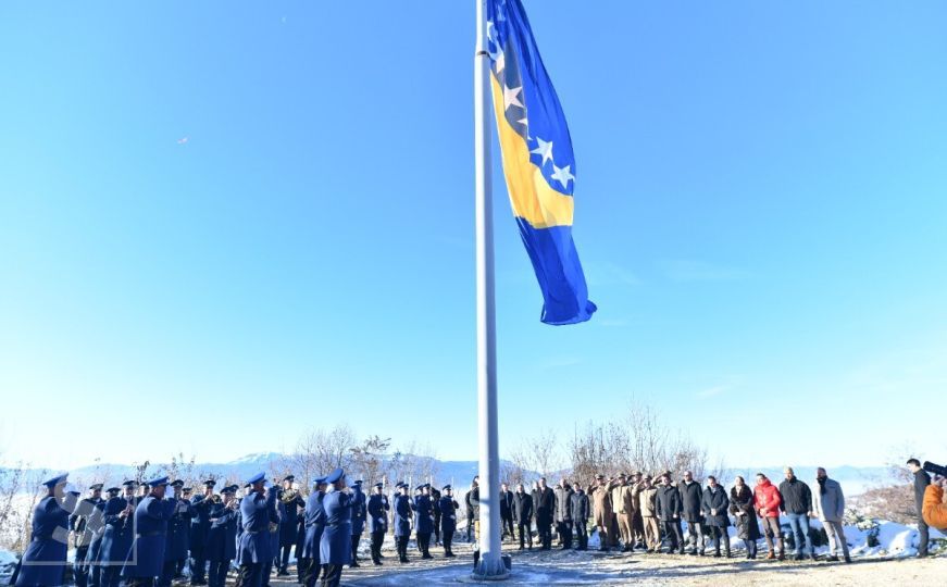 Dirljivi prizori na brdu Hum: Podignuta zastava BiH povodom Dana državnosti