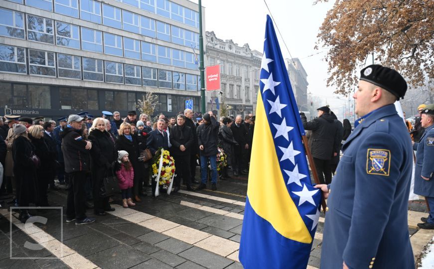 Dan državnosti: Brojne delegacije položile cvijeće na Spomenik ubijenoj djeci opkoljenog Sarajeva