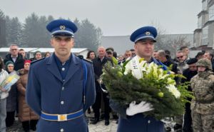 Zukan Helez položio cvijeće borcima u Gornjem Vakufu povodom Dana državnosti