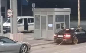 Neobična situacija u BiH : Audi šlepa Ferrarija preko granice