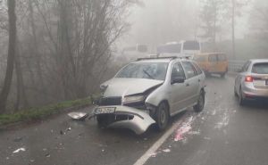 Teška nesreća u BiH: Učestvovala dva automobila i autobus, ima povrijeđenih