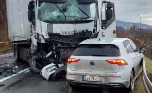 Teška nesreća na M-17: Sudarila se dva kamiona i automobil, saobraćaj potpuno obustavljen