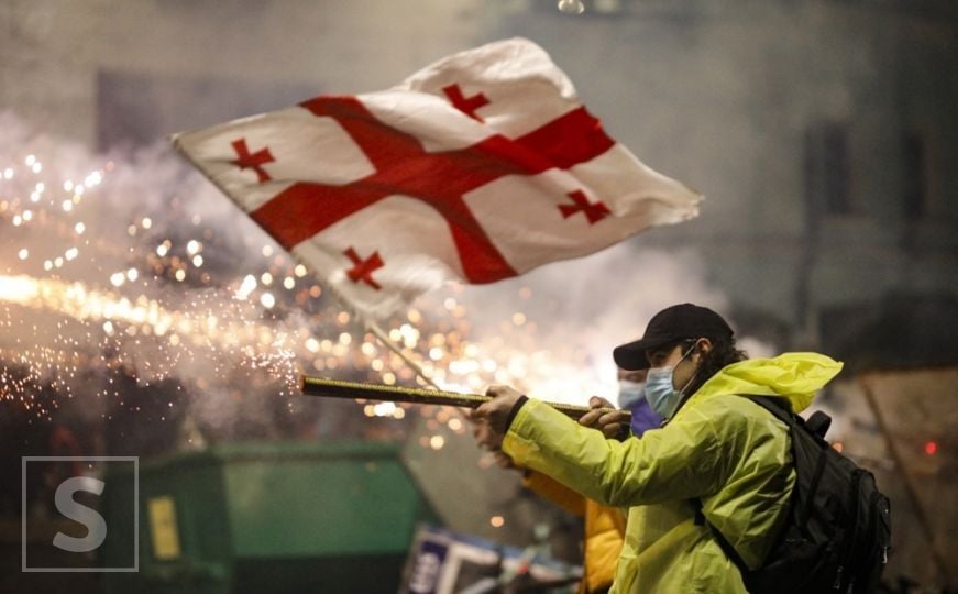 Burna noć u Gruziji: Demonstranti koristili rafalne vatromete, policija odgovorila vodenim topovima