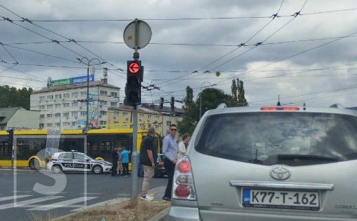 Na glavnoj raskrsnici u Sarajevu se pokvario trolejbus, stvorile se ogromne gužve   