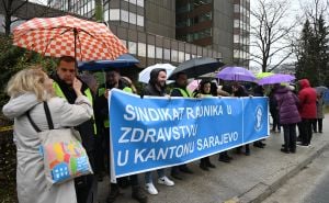 Šta se dešava ispred zgrade Vlade FBiH: Još jedan protest radnika