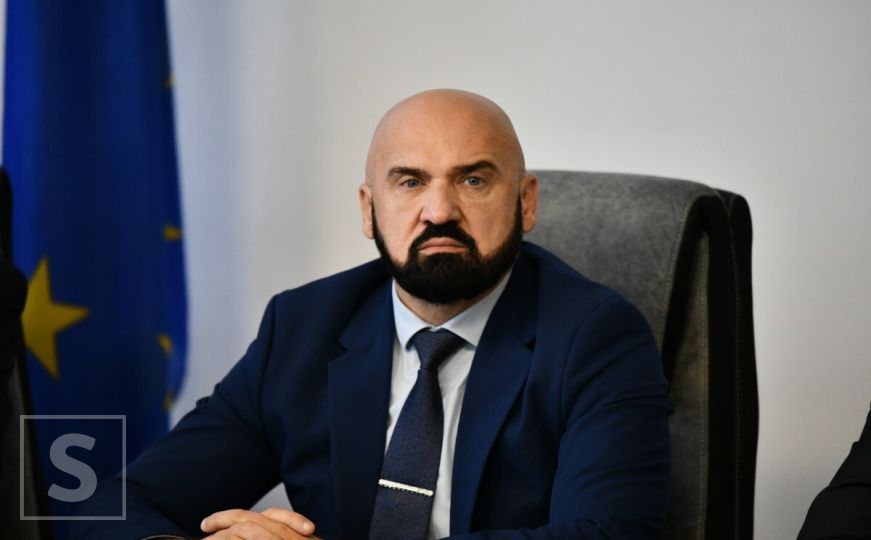 Ministar Ramo Isak dijelio uvjerenja: "Ponosan sam što imam priliku uručiti vam certifikate"