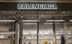 Balenciaga ponovo šokira, nižu se komentari: 'Za taj novac mogu i bosa. Jesu oni ozbiljni?'