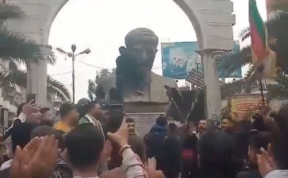 Simbol pada kulta ličnosti: Stanovnici Sirije u slavlju ruše statue dinastije Assad