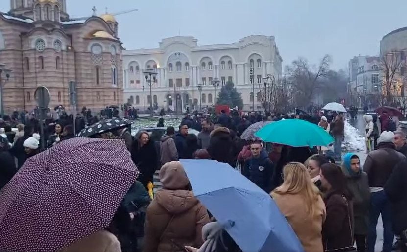 Veliki broj građana se okuplja sa Stanivukovićem ispred Palate RS