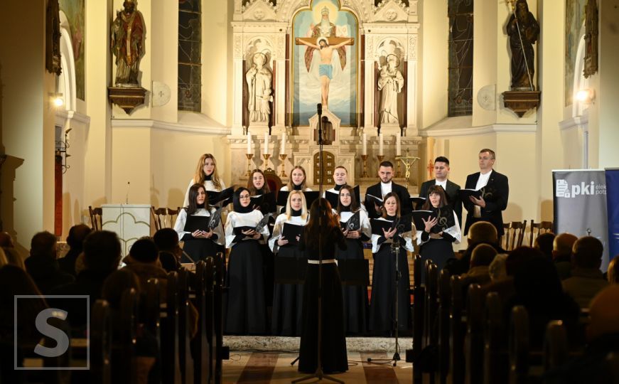 Održan Adventski koncert u Sarajevu: Zbor "Adoro" oduševio posjetitelje