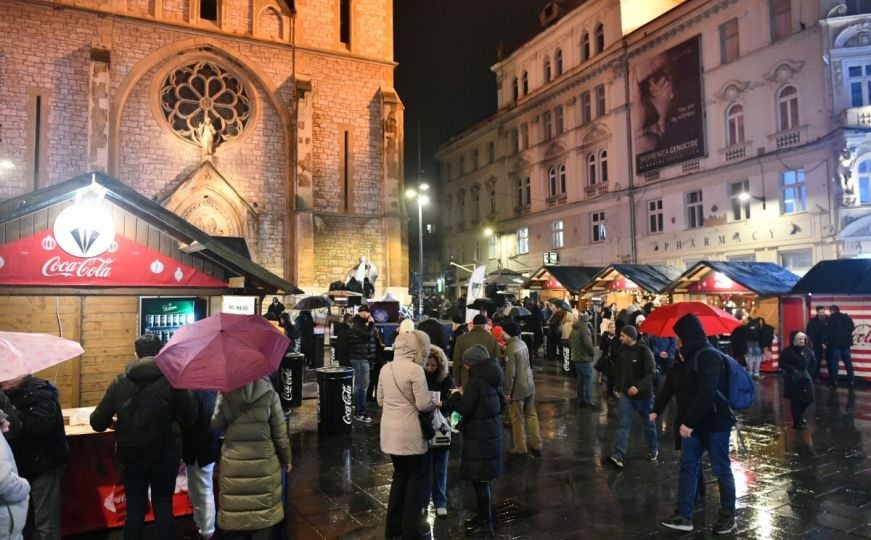 Praznična atmosfera u Sarajevu: Ispred Katedrale otvoren Old Town Fairy Tale