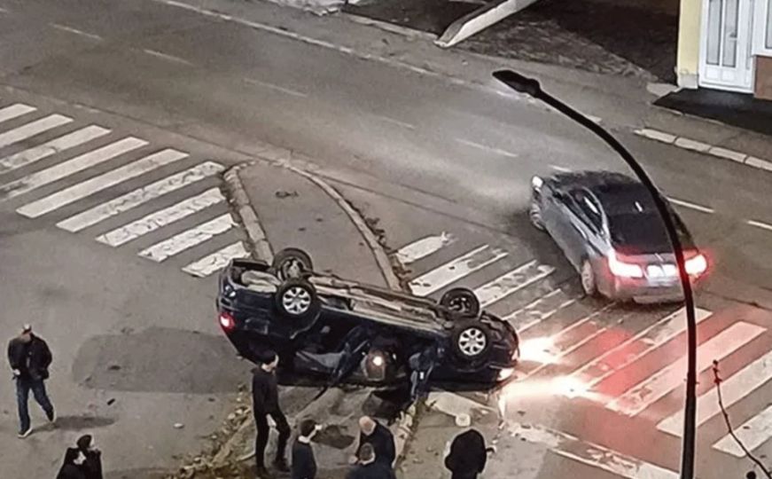 Nesreća u BiH: Vozač se prevrnuo sa vozilom na krov, vadili ga vatrogasci