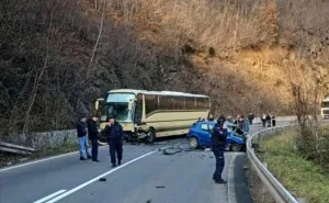 Teška nesreća u Srbiji: Automobil se zakucao u autobus pun djece, dijelovi vozila rasuti po putu