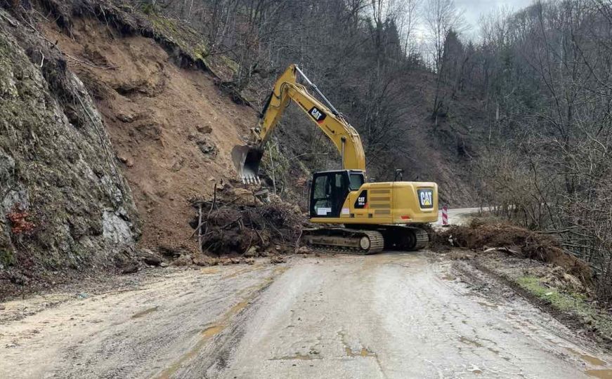 Aktiviralo se klizište u BiH: Veliki odron zemlje i kamenja prekrio cestu