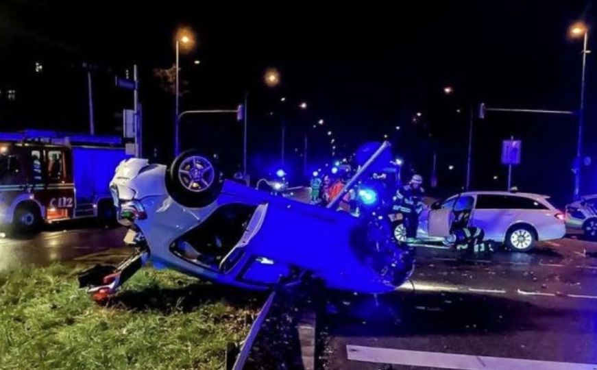 Državljanin BiH učestvovao u udesu kao iz filmova: Automobil mu završio na krovu