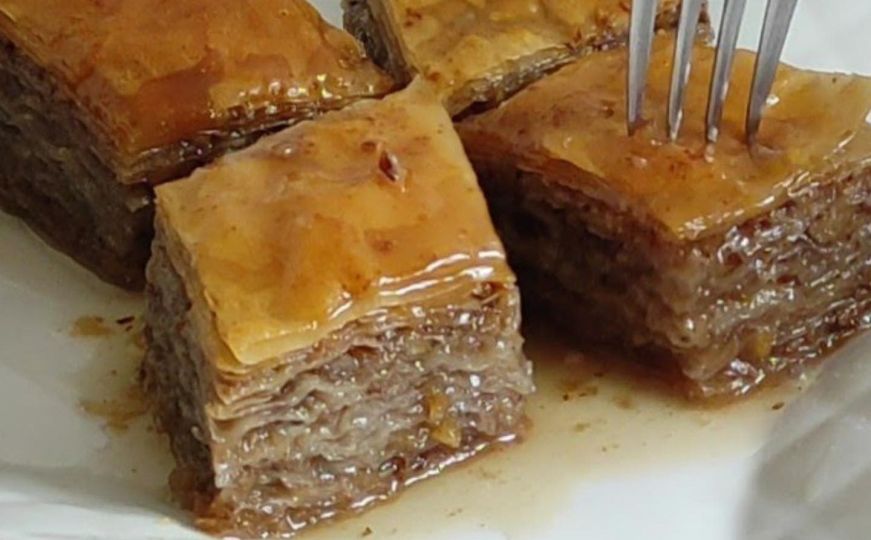 Starinska svekrvina baklava koja se topi u ustima: Bogata, ukusna i jednostavna