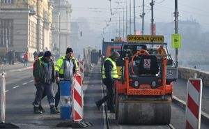 U toku asfaltiranje ceste u centru Sarajeva: Saobraćaj potpuno obustavljen u ovom dijelu grada