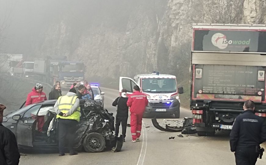 Još jedna saobraćajna nesreća na bh. putevima: Sudarili se kamion i automobil