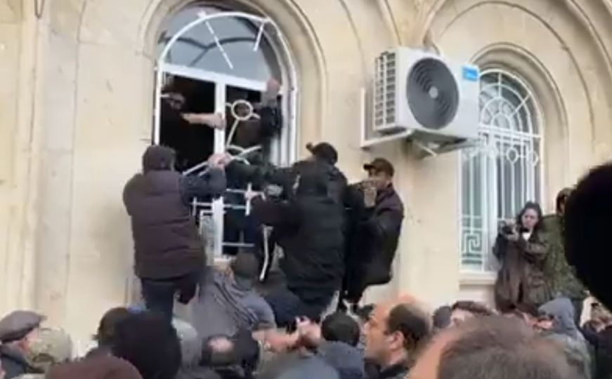 Ozbiljna eskalacija u proruskoj enklavi: Zastupnik unutar parlamenta pucao na kolege, jedan preminuo