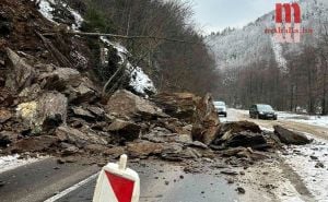 Mještani zabrinuti: Stijena i kamenje se ponovo odronili na putu u BiH. Saobraćaj blokiran