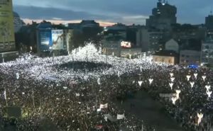 Nepregledne mase uzvikuju u jedan glas. Pogledajte koliko ljudi skandira: 'Vučiću, odlazi'