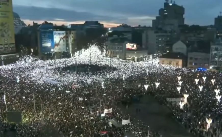 Nepregledne mase uzvikuju u jedan glas. Pogledajte koliko ljudi skandira: 'Vučiću, odlazi'