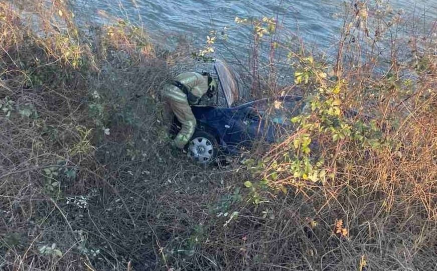 Nesreća u BiH: Automobil sletio s ceste i zaustavio se manje od metar od rijeke