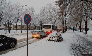 Banja Luka osvanula pod snijegom: Ulice zatrpane bijelim pokrivačem, saobraćaj otežan