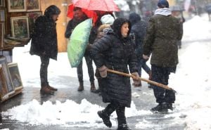 Snježni pokrivač u Sarajevu: Građani sami čiste snijeg ispred svojih haustora i radnji