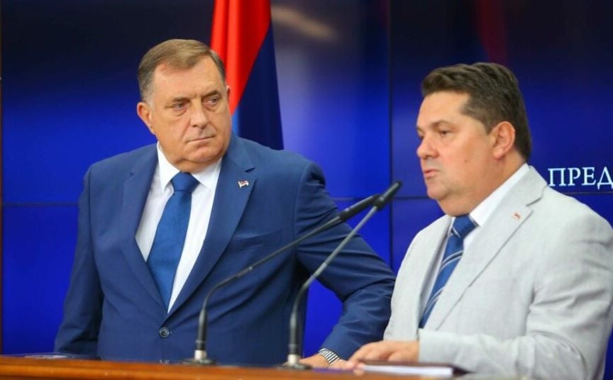 Čekajući posebnu sjednicu NSRS: Strah se uvukao u kosti Stevandiću i družini – šta smjera Dodik?