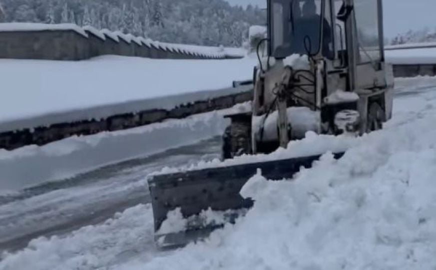 Primjer suživota u BiH: Porodica Dedić očistila snijegom zatrpan ulaz u crkvu