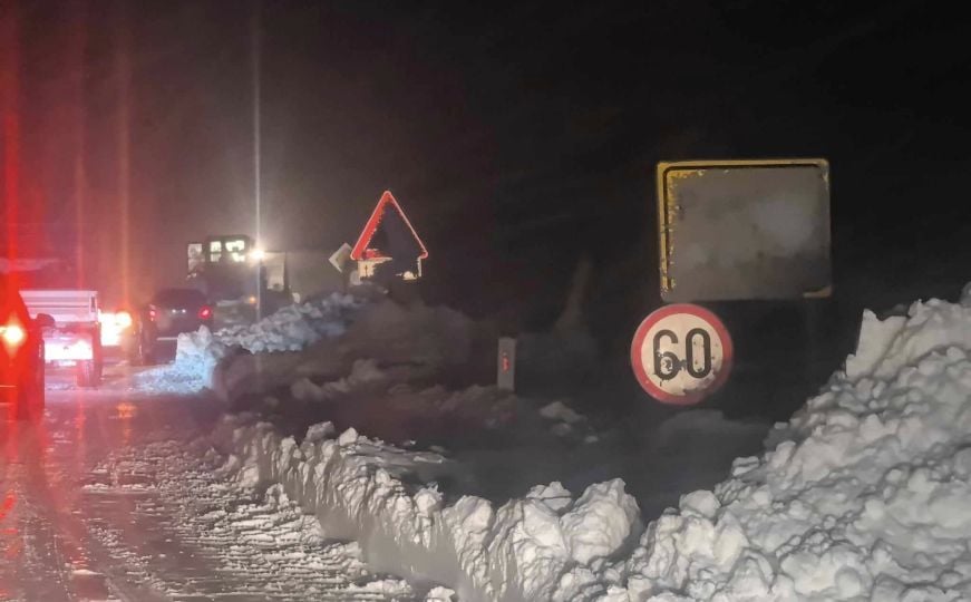 Apokaliptični prizor iz bh. grada: Kolona auta zavejana u mećavi, mašine se bore sa nanosima snijega