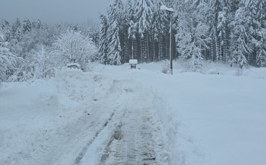 Snijeg zasuo ovaj dio BiH: Mrtve ne mogu sahraniti, živi hodaju po krovovima automobila