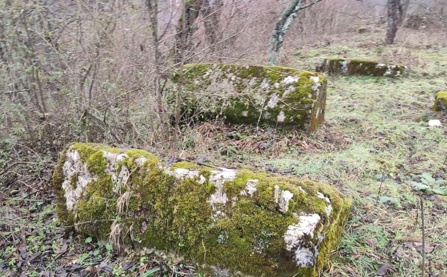 Otkrivena neevidentirana nekropola stećaka u blizini Sarajeva