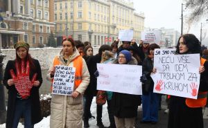 Studenti se okupili ispred Ambasade Srbije u Sarajevu: 20-minutnom šutnjom odata počast stradalima