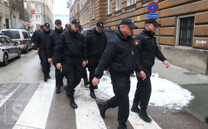 Stotine sarajevskih policajaca stiglo na sud, traže pravdu za ubijene kolege