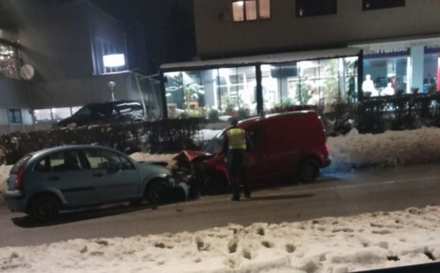 Saobraćajna nesreća kod Sarajeva: Jedna osoba povrijeđena