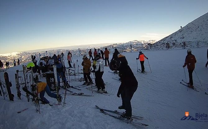 Lijepo vrijeme obradovalo mnoge: Skijaši na Bjelašnici uživaju u zalasku sunca