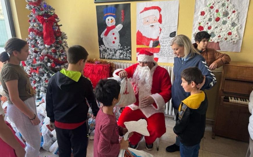 Vozači kamiona iz BiH i Srbije zajedno dijelili paketiće u Domu za nezbrinutu djecu u Tuzli